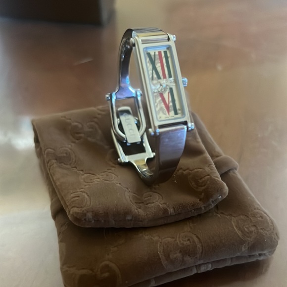 Original Gucci 1500L Green Red Roman Swiss watch - Picture 2 of 7